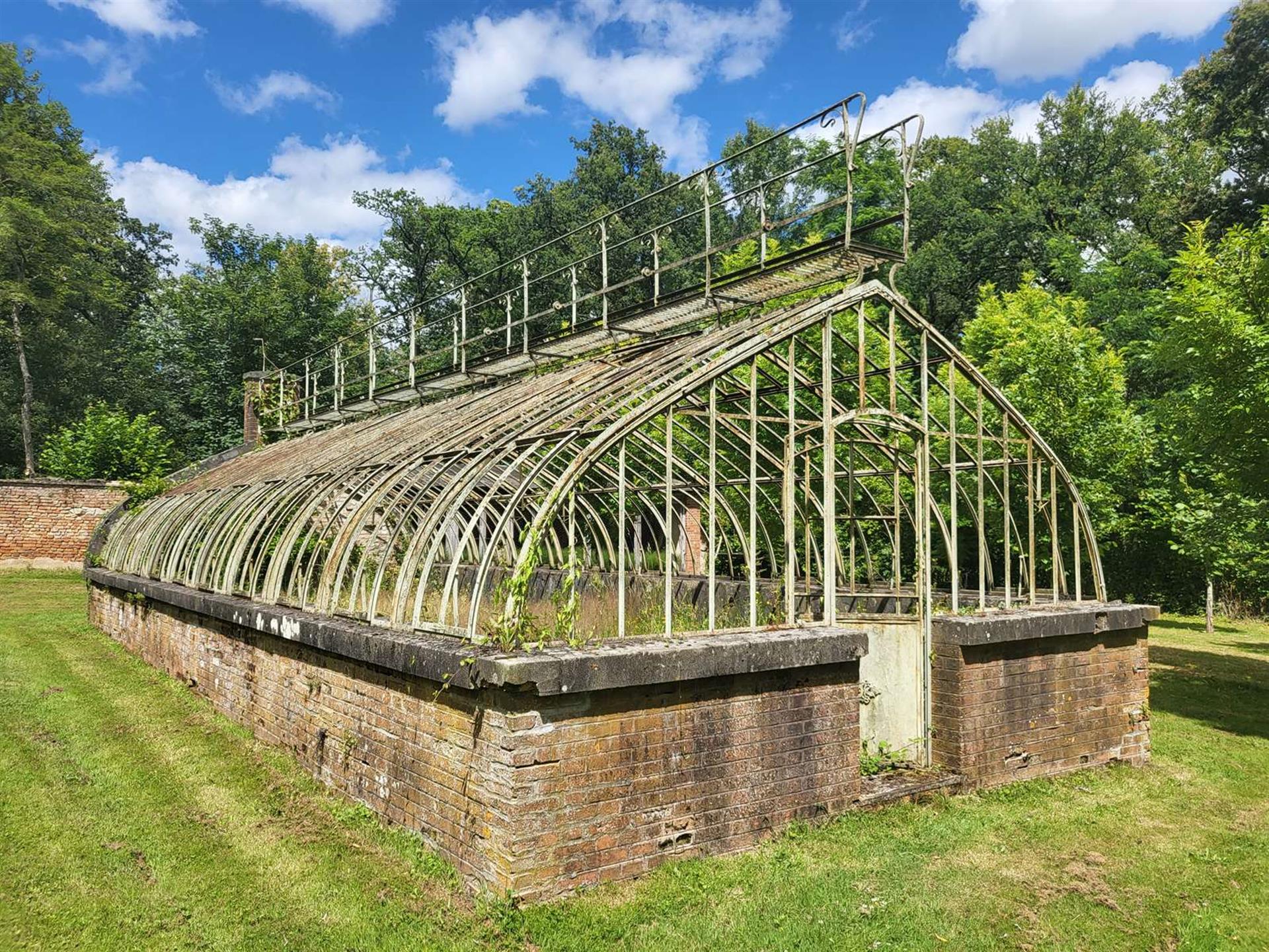 Aile de Château à vendre en Sologne avec jardin privatif et piscine  dans un parc arboré de 23 hecta