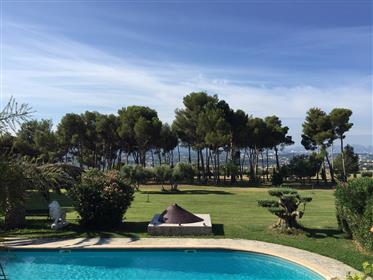 Prestigeträchtige Immobilie zum Verkauf in Marseille mit Panoramablick auf das Meer