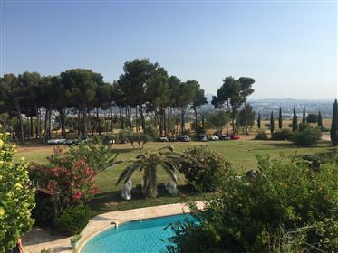 Prestigeträchtige Immobilie zum Verkauf in Marseille mit Panoramablick auf das Meer