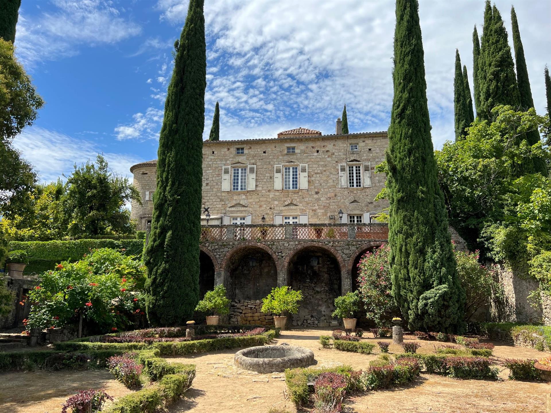 Castillo en venta en el sur de Ardèche con vistas panorámicas