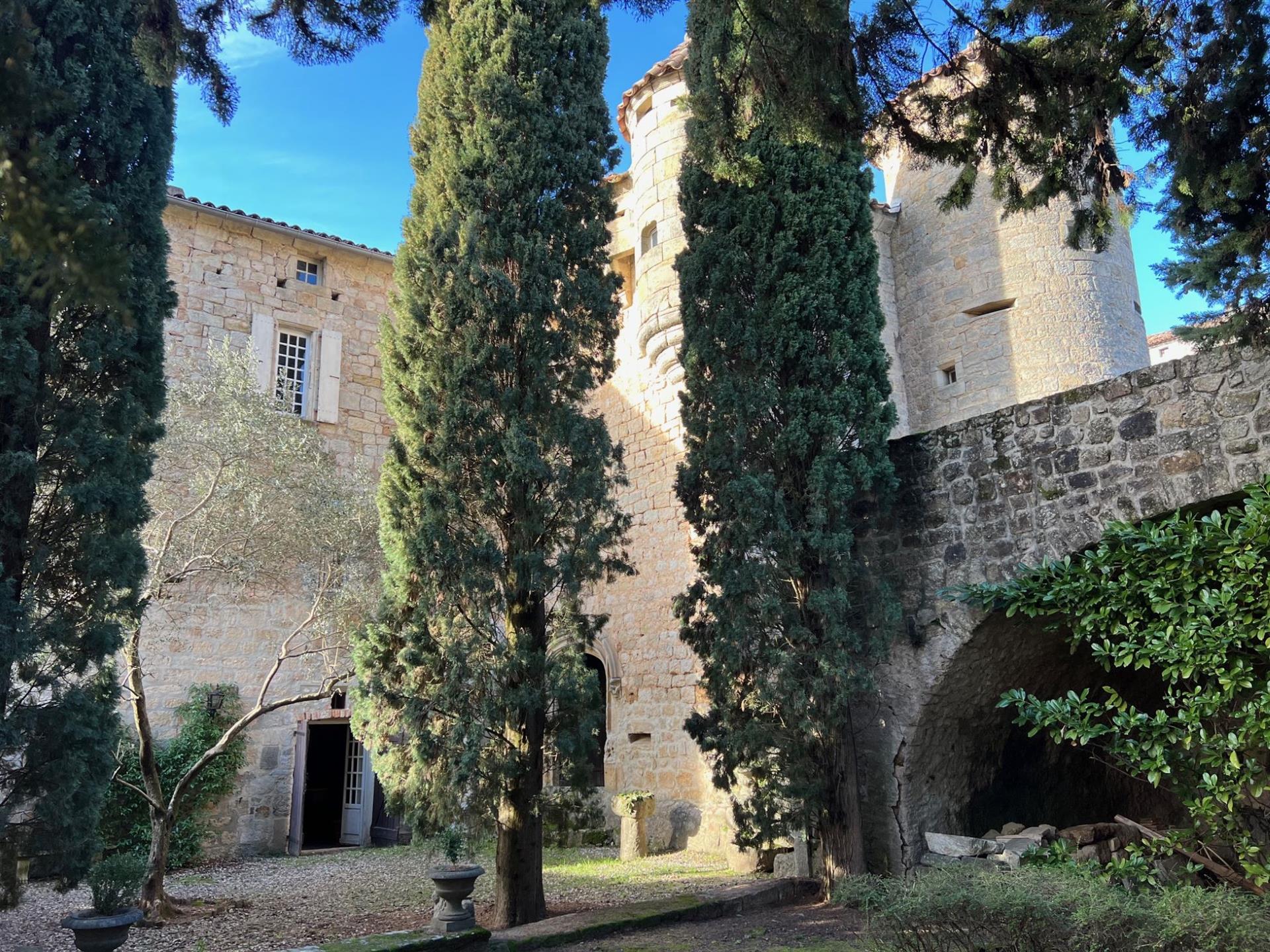 Castillo en venta en el sur de Ardèche con vistas panorámicas