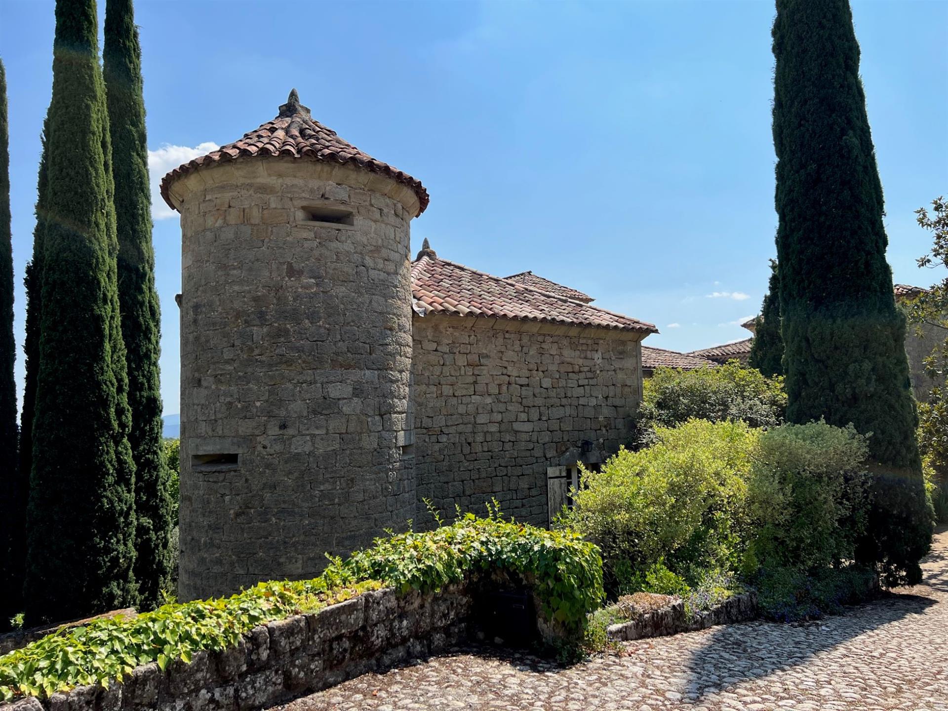 Castillo en venta en el sur de Ardèche con vistas panorámicas