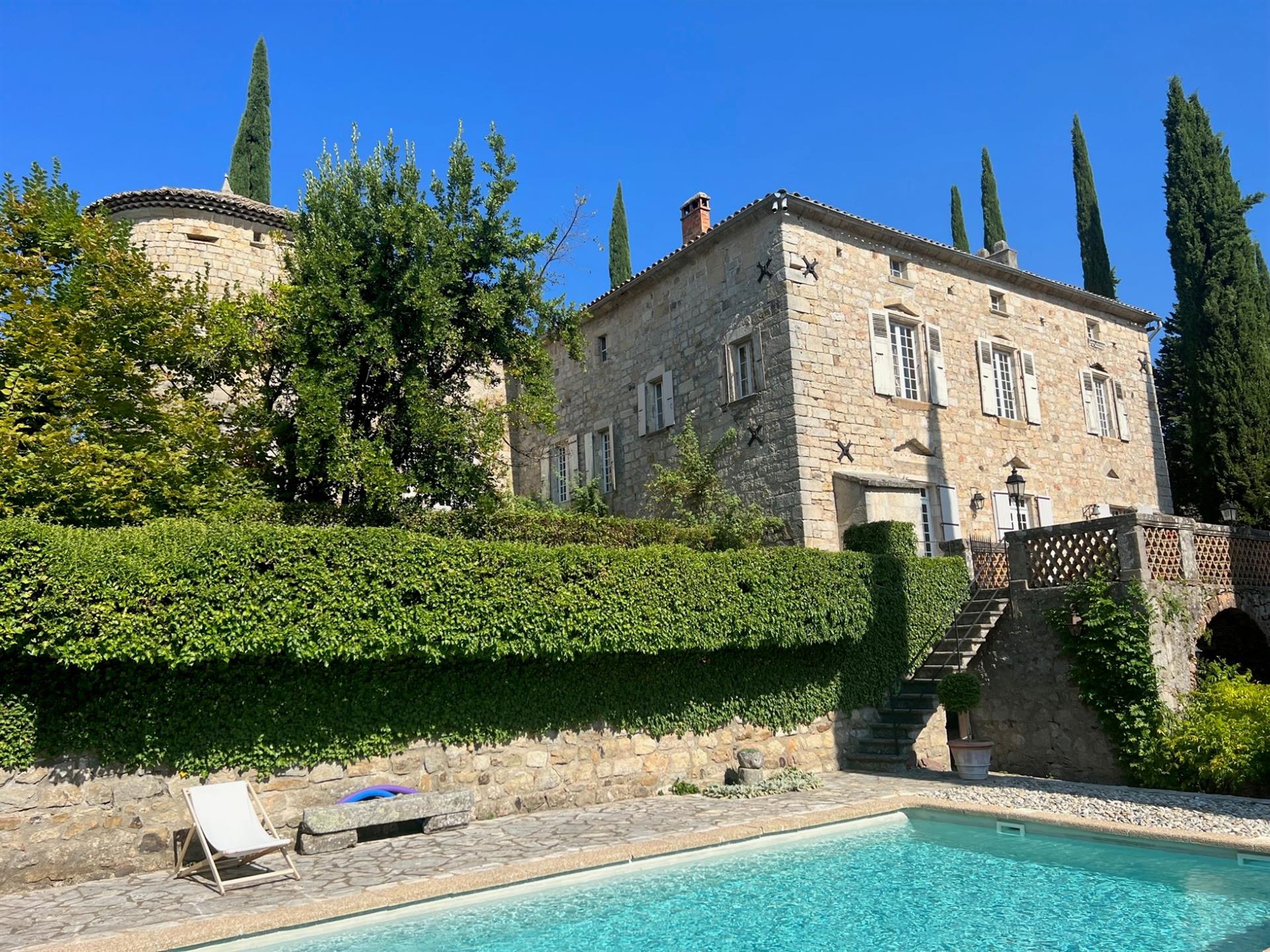 Castillo en venta en el sur de Ardèche con vistas panorámicas