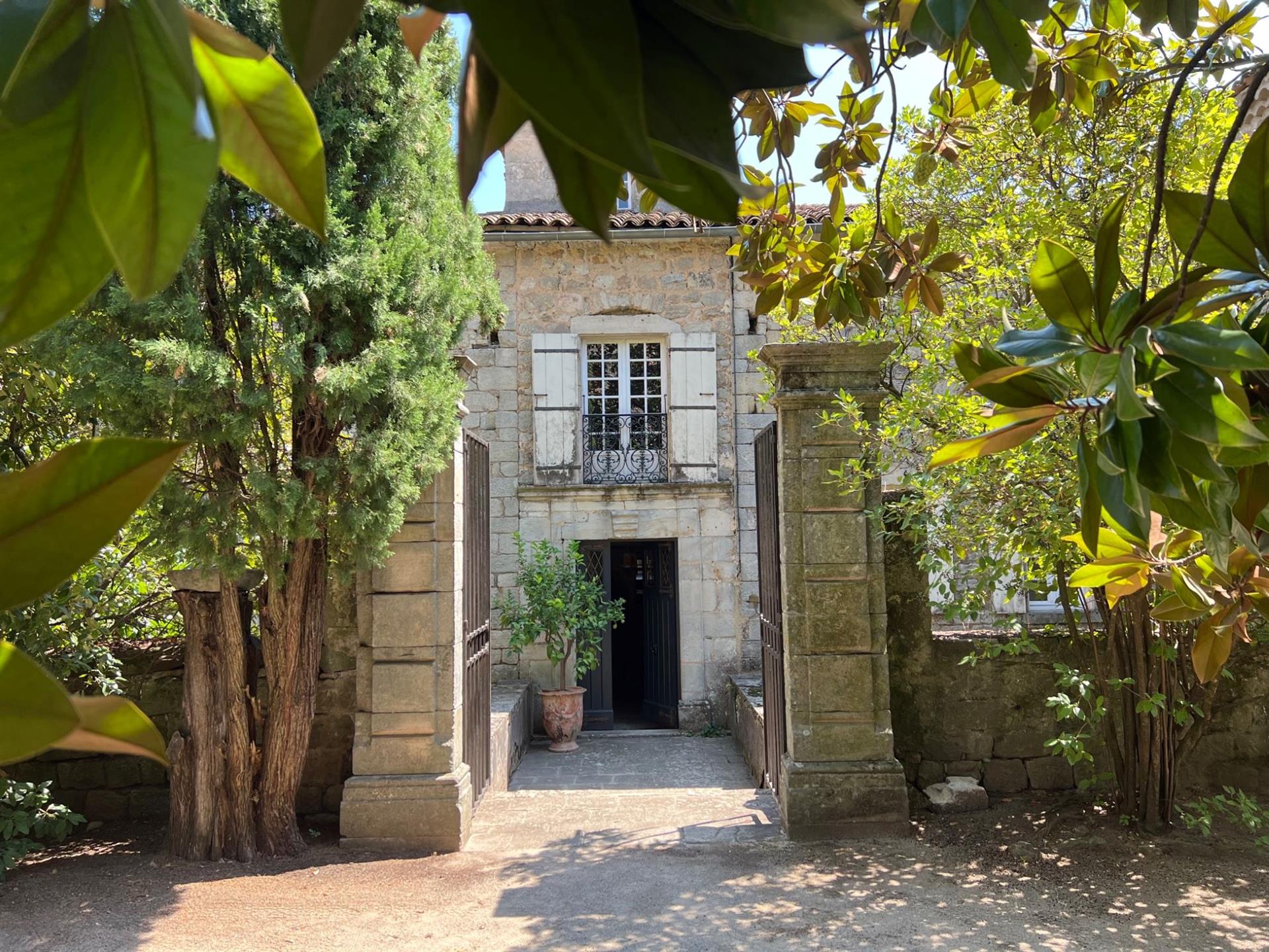Castillo en venta en el sur de Ardèche con vistas panorámicas