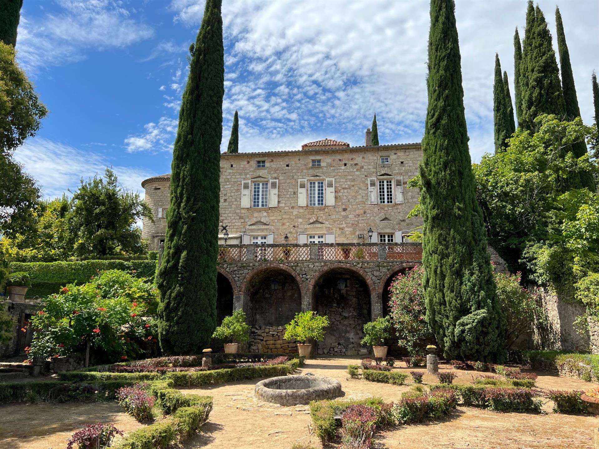 Château à vendre en Ardèche Méridionale avec une vue panoramique
