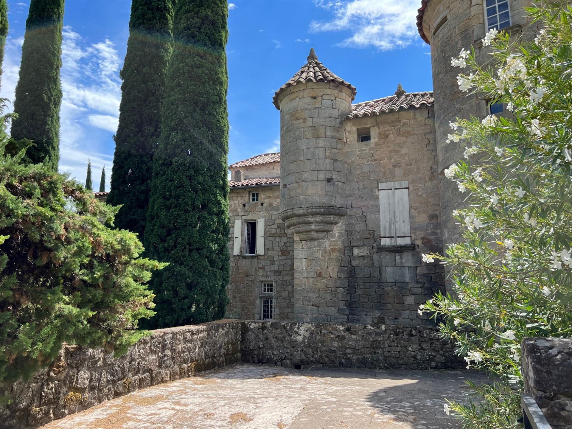 Château à vendre en Ardèche Méridionale avec une vue panoramique