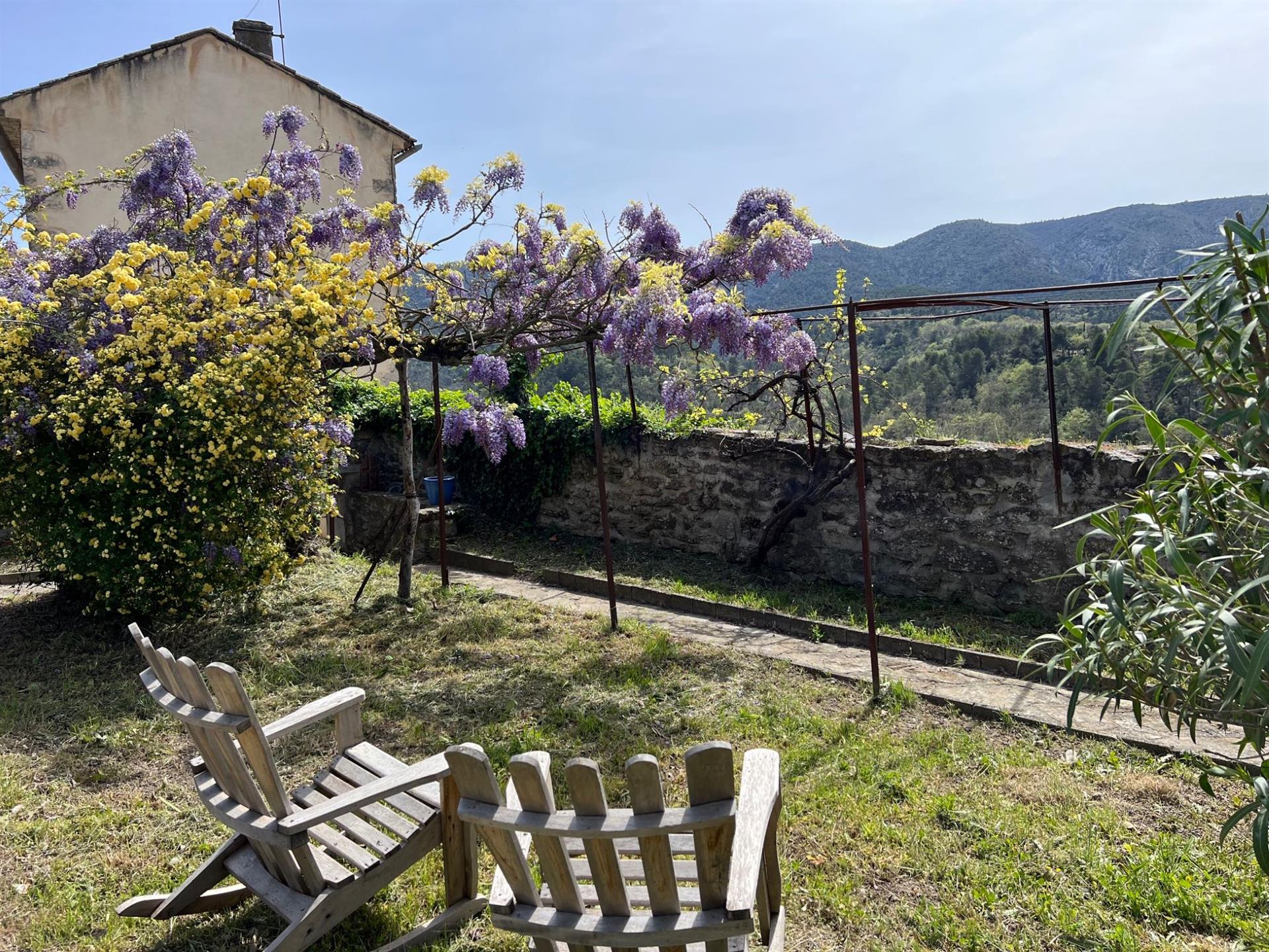 Village house for sale in Ménerbes with a garden and a panoramic view