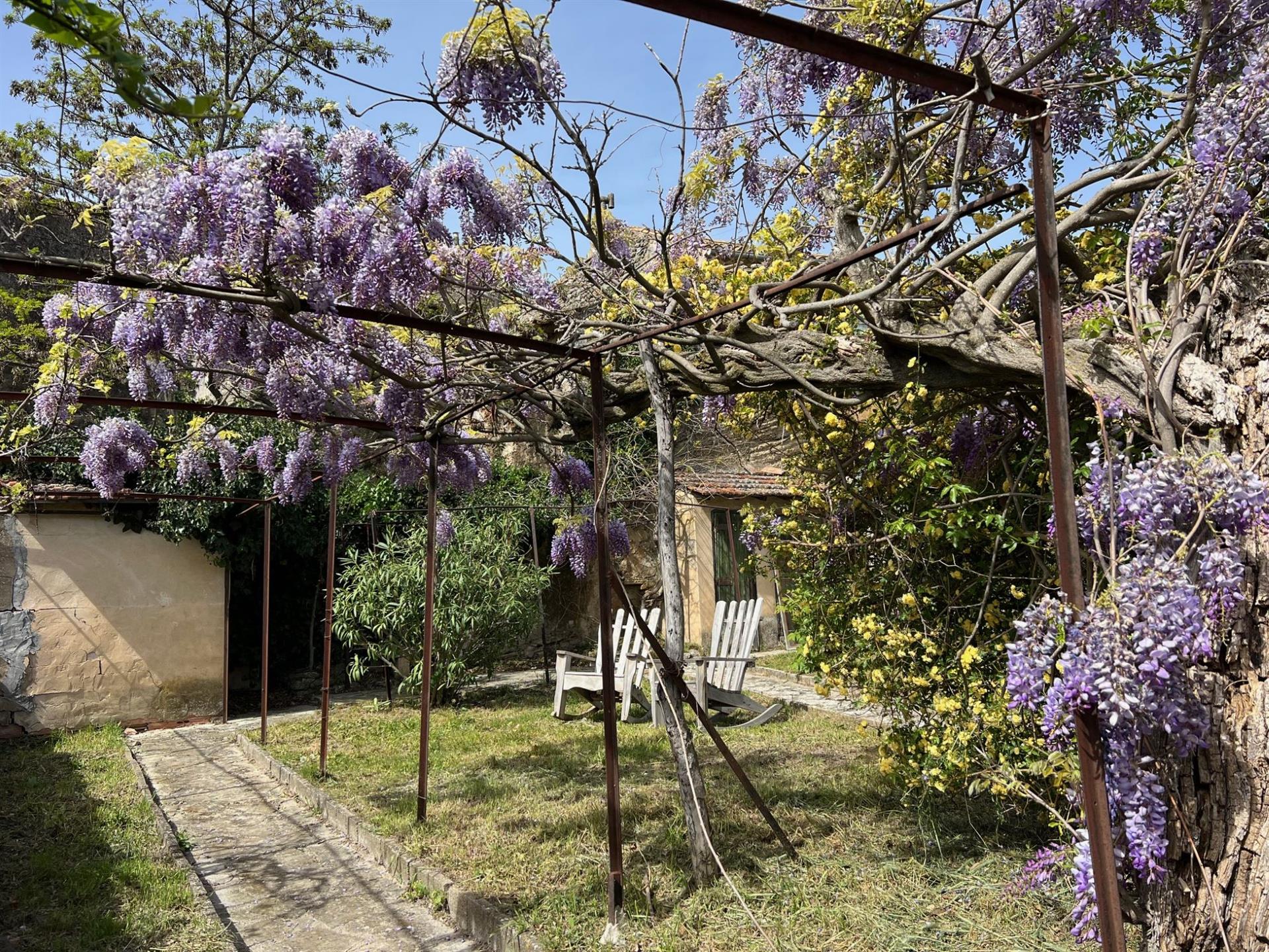 Dorfhaus zum Verkauf in Ménerbes mit Garten und Panoramablick