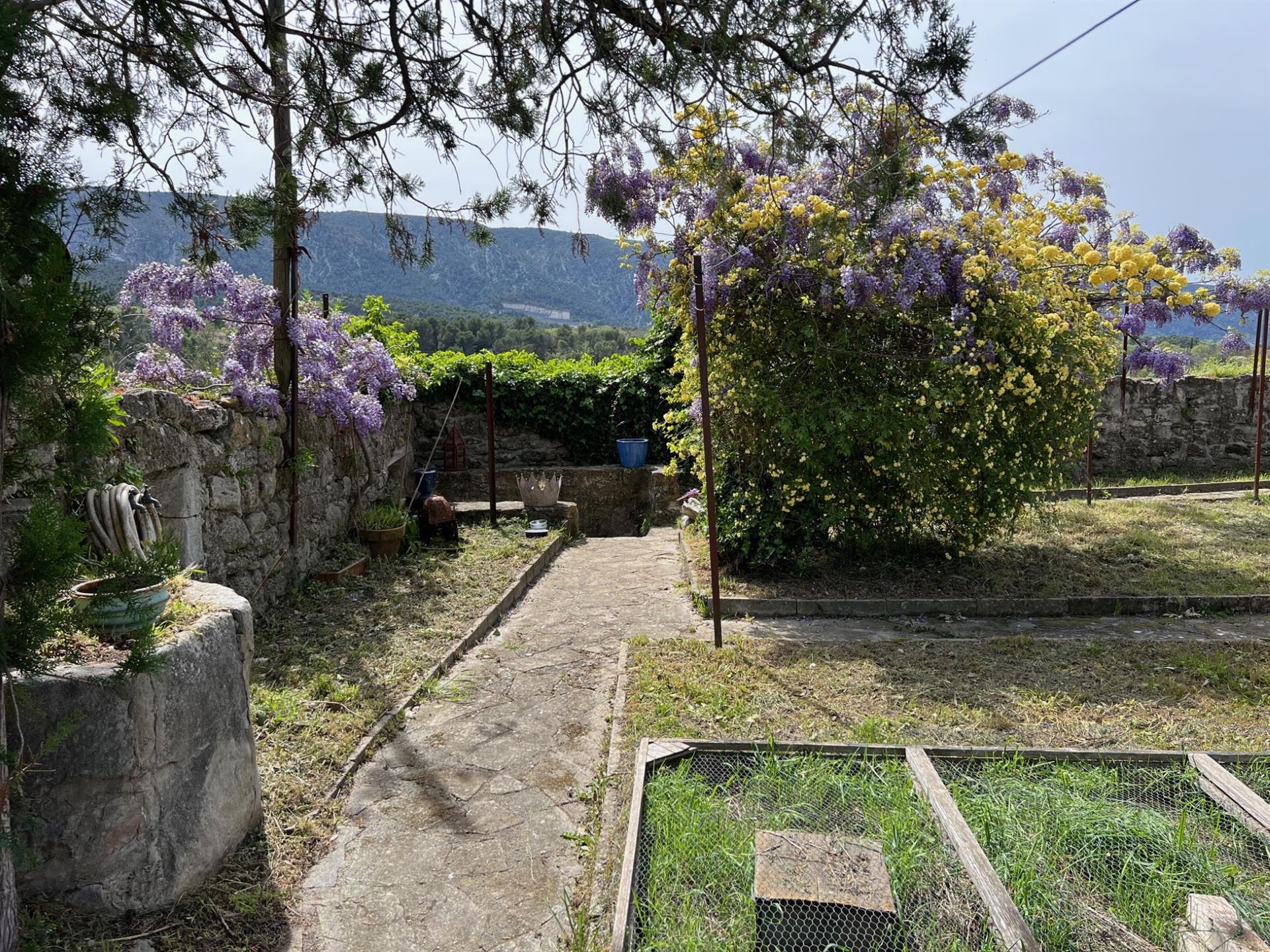 Maison de village à vendre à Ménerbes avec un jardin et une vue panoramique