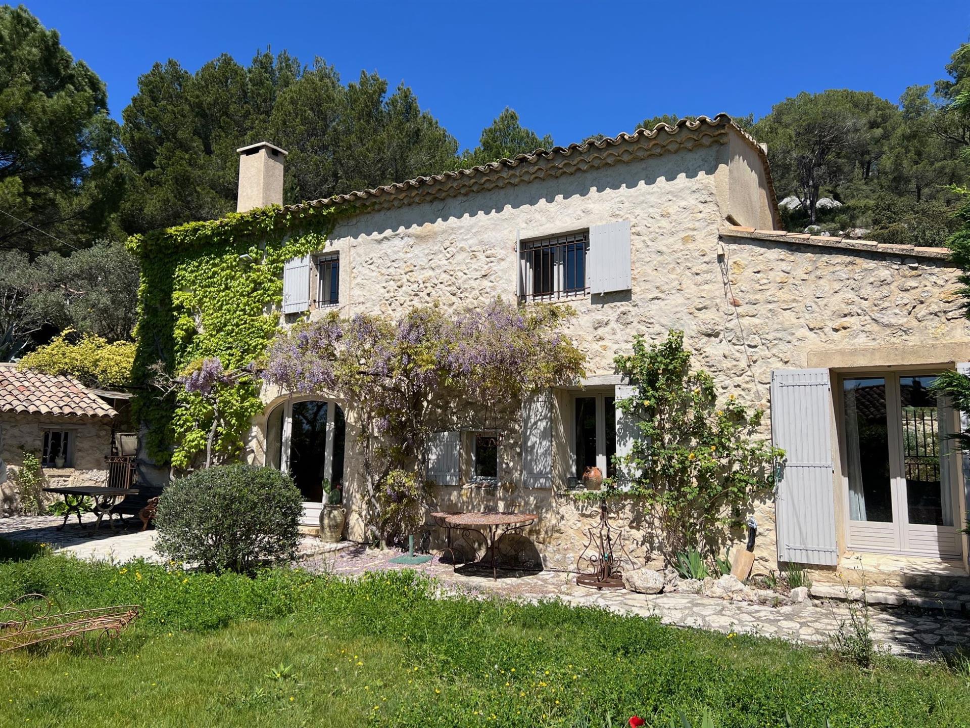 Old restored sheepfold for sale close to Lourmarin with a garden, aswimming pool and a panoramic vie