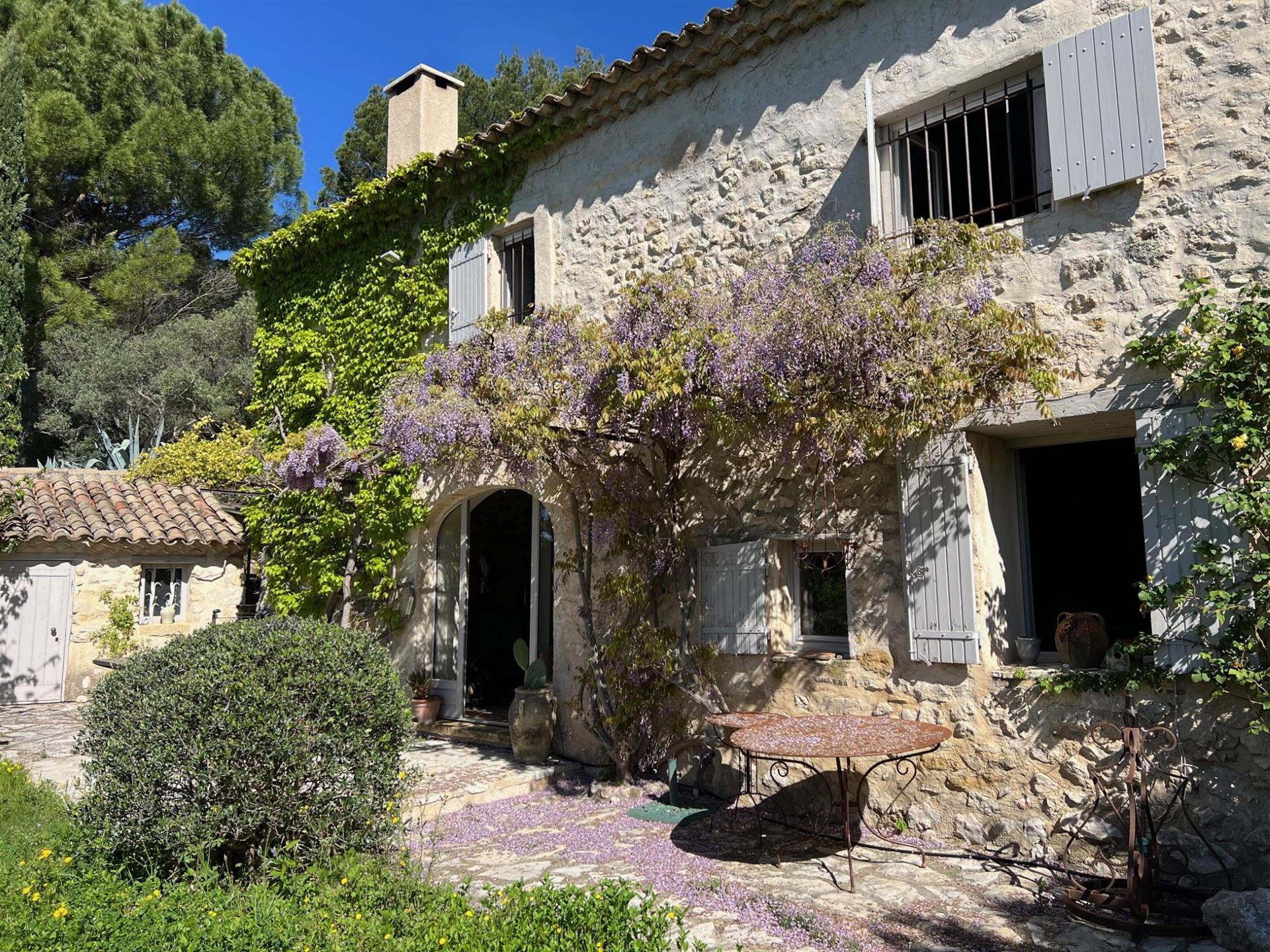 Old restored sheepfold for sale close to Lourmarin with a garden, aswimming pool and a panoramic vie