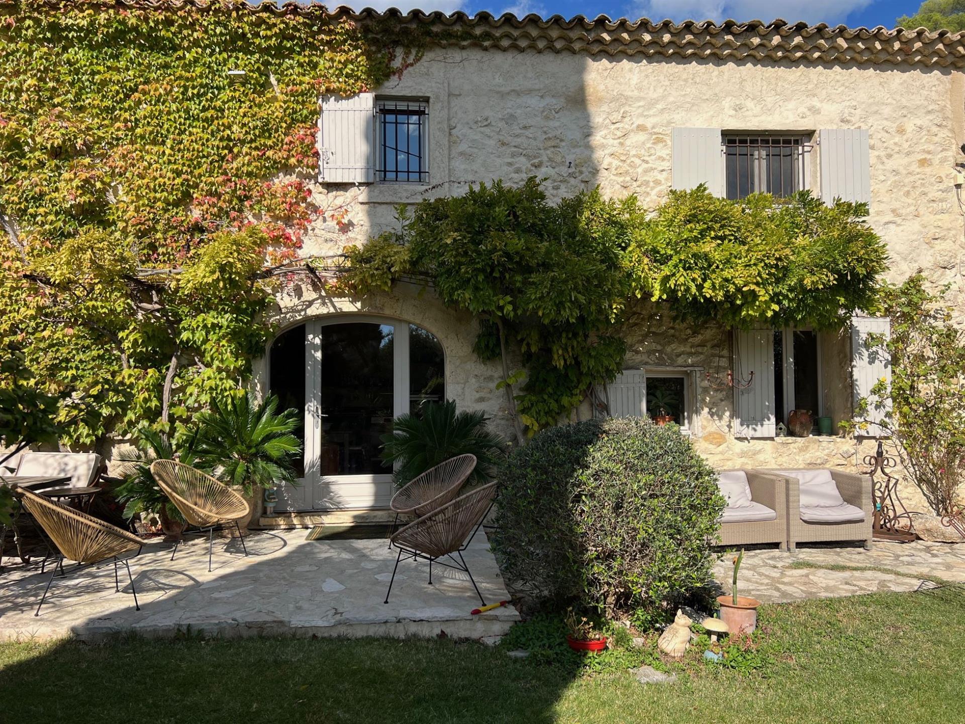 Old restored sheepfold for sale close to Lourmarin with a garden, aswimming pool and a panoramic vie