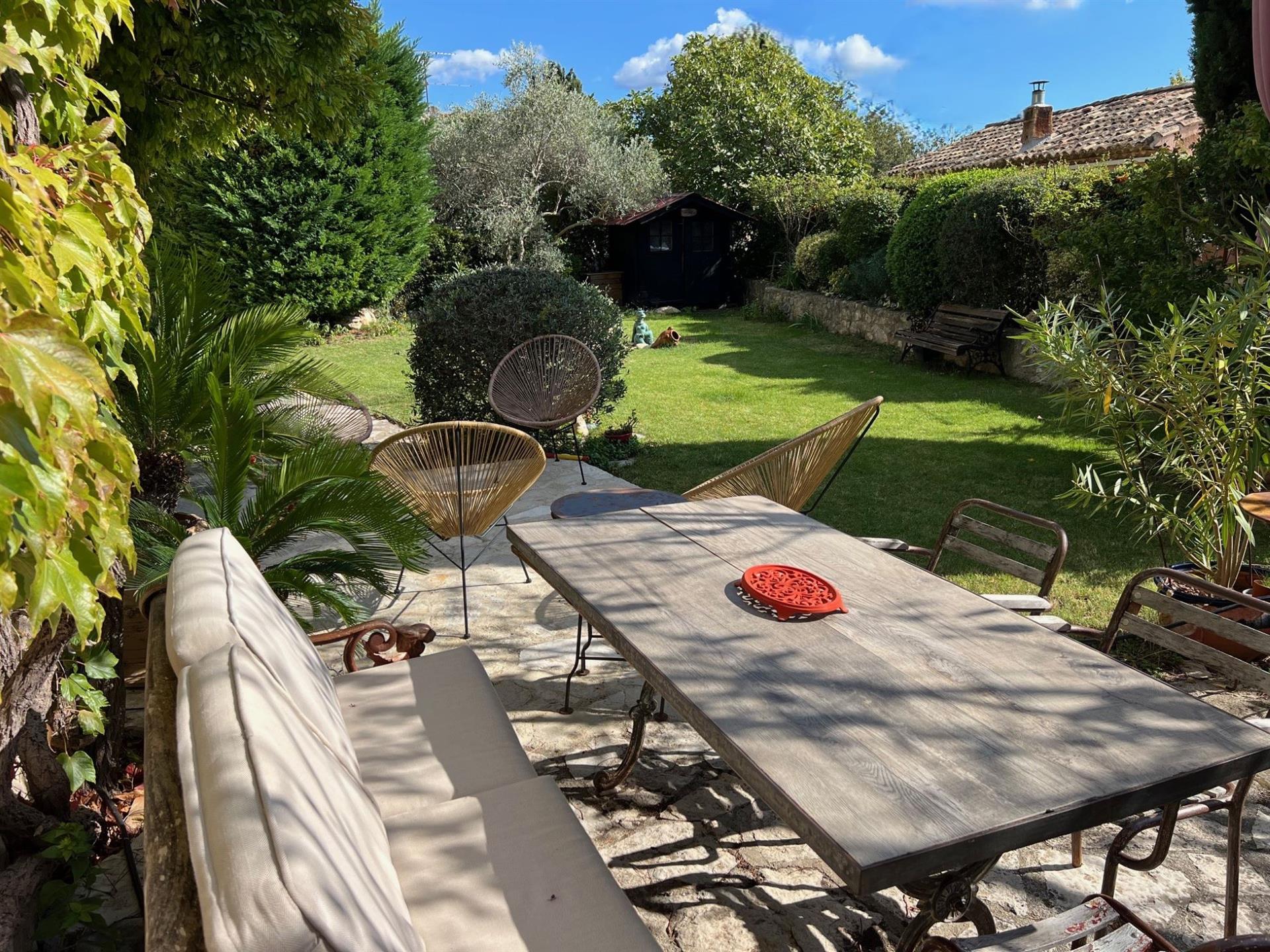 Old restored sheepfold for sale close to Lourmarin with a garden, aswimming pool and a panoramic vie