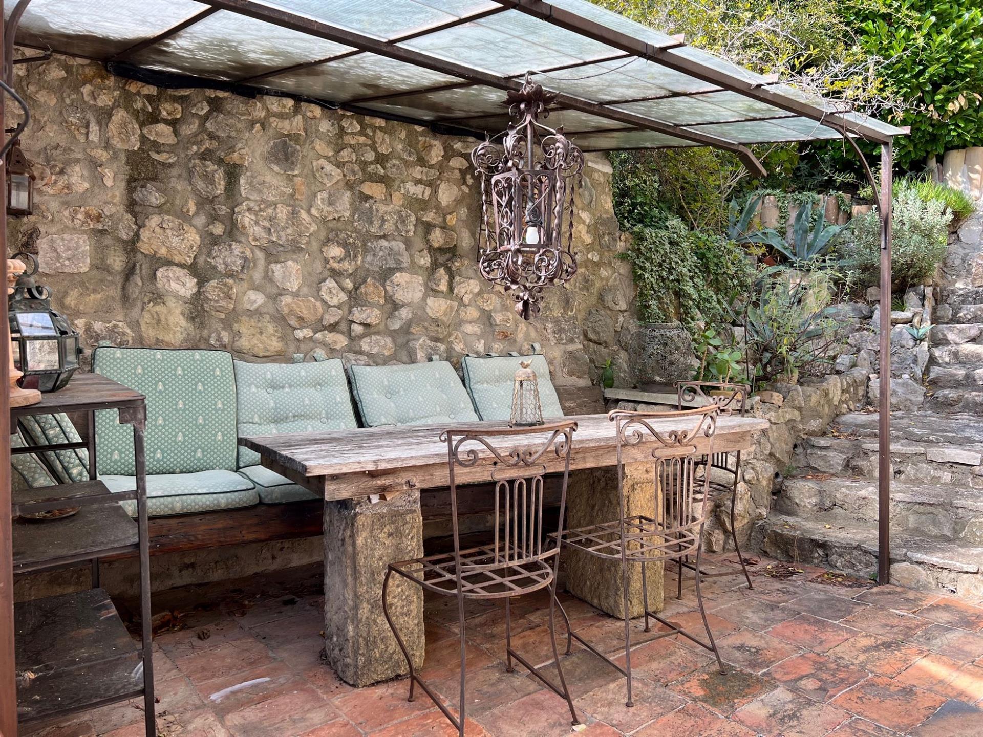 Old restored sheepfold for sale close to Lourmarin with a garden, aswimming pool and a panoramic vie
