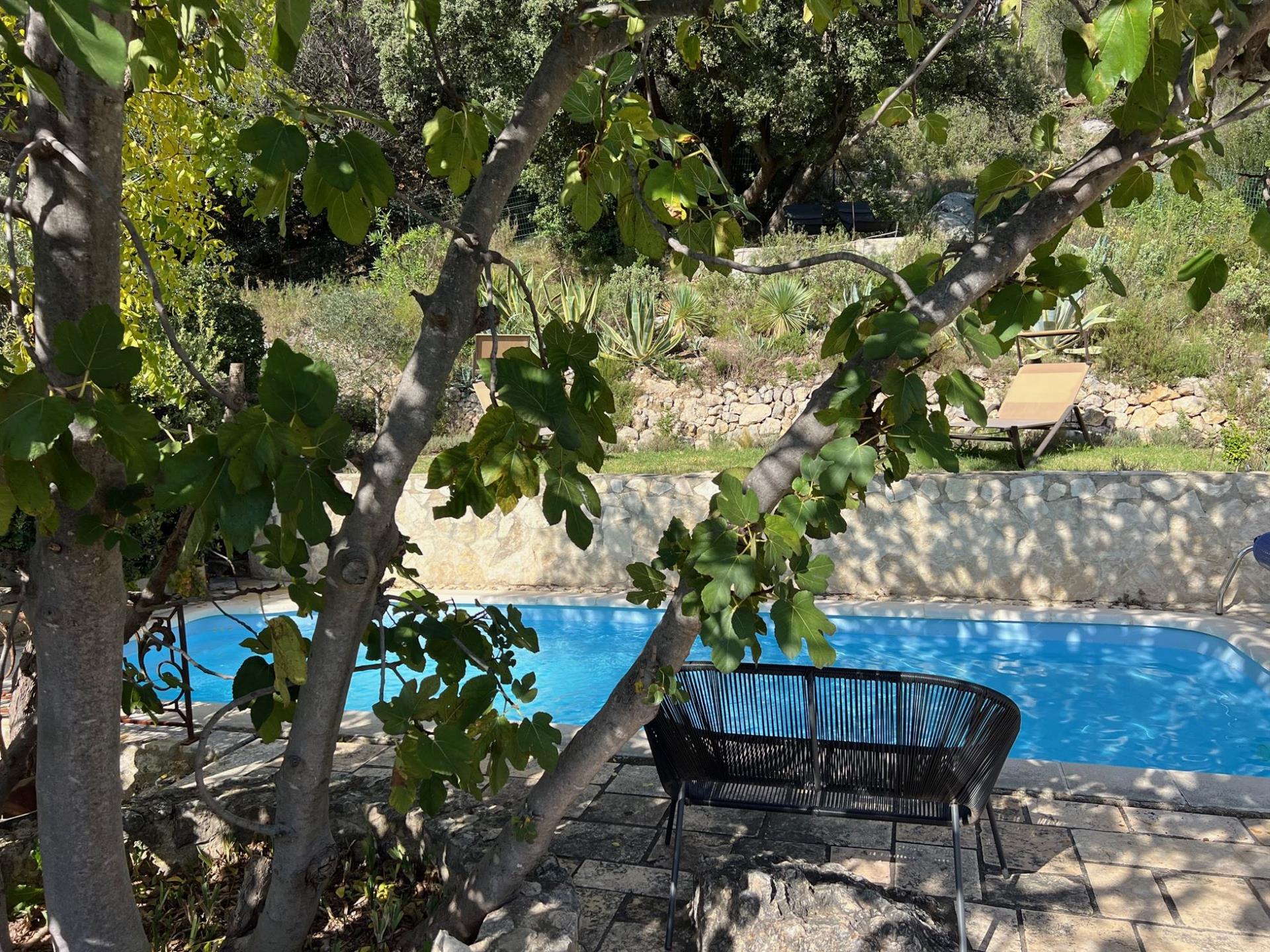 Old restored sheepfold for sale close to Lourmarin with a garden, aswimming pool and a panoramic vie