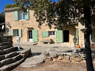 Bauernhaus zu verkaufen in Cabrières d'Avignon mit Olivenhain und herrlicher Aussicht