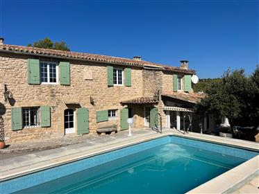 Bauernhaus zu verkaufen in Cabrières d'Avignon mit Olivenhain und herrlicher Aussicht