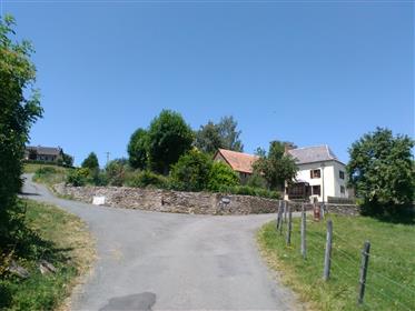 Stein-Bauernhaus und Scheune in Aubrac Berge