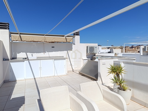 Charmant herenhuis in Lomas de Cabo Roig met Ibiza-stijl en privézwembad.