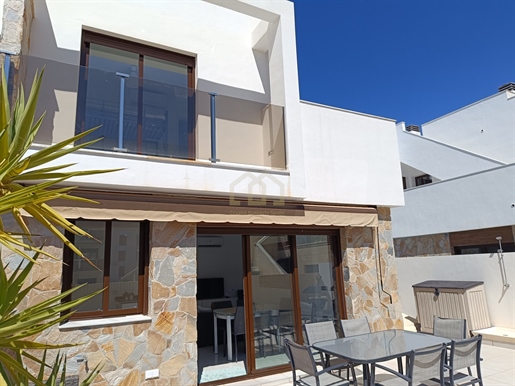 Charmant herenhuis in Lomas de Cabo Roig met Ibiza-stijl en privézwembad.