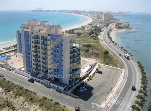 Bonito apartamento en planta baja en La Manga del Mar Menor con impresionantes vistas al mar