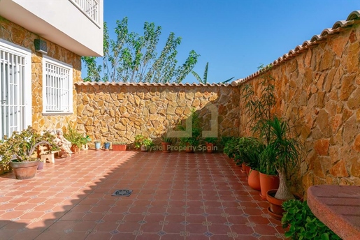 Modern house in San Fulgencio with 5 bedrooms and views of the orchard