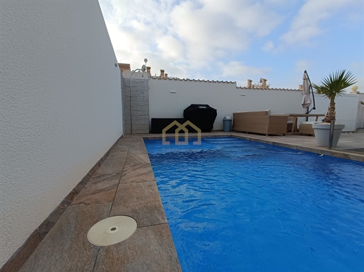 Chalet independiente de 3 dormitorios bien ubicado con piscina privada en Playa Flamenca