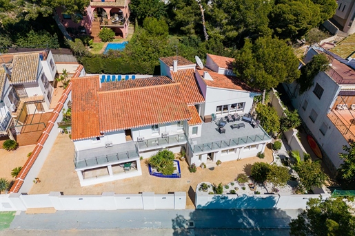 Villa gelegen in een zeer gewilde woonwijk, met het strand van La Glea als buurman.