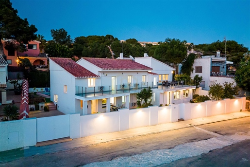 Villa située dans un quartier résidentiel très recherché, avec la plage de La Glea comme voisin.