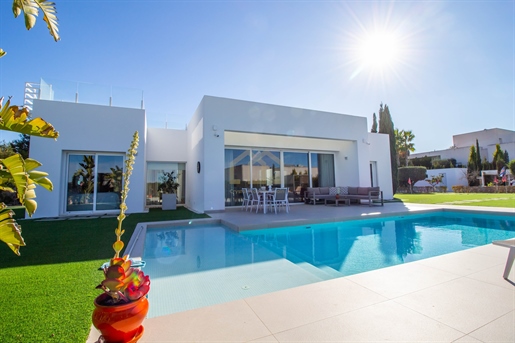 Villa de luxe à Las Colinas Golf Resort avec piscine privée et terrain de 1200 m²