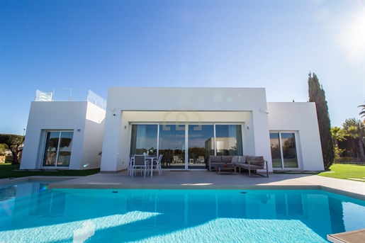 Lyxvilla i Las Colinas Golf Resort med privat pool och 1200 kvm tomt