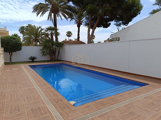 Completely renovated villa in Cabo Roig with sea views