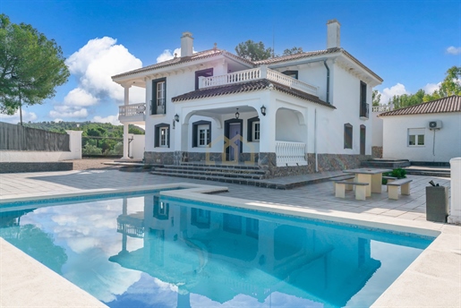 Villa und Gästehaus zum Verkauf, nur 5 Minuten von der belebten Stadt Yecla in Murcia entfernt.