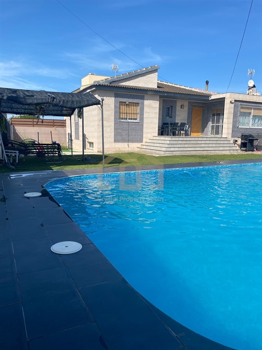 Freistehende Villa in Los Balcones mit privatem Pool.