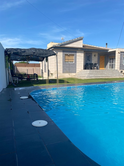 Villa individuelle à Los Balcones avec piscine privée.