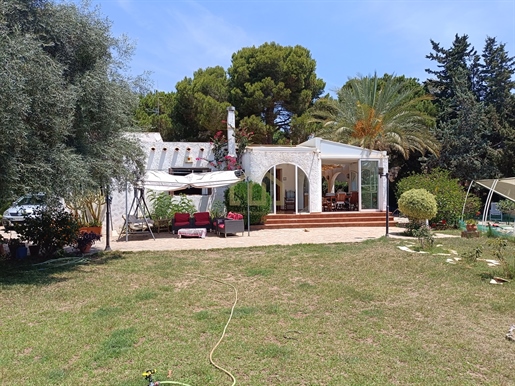 Detached villa on one level with 5 bedrooms and indoor pool in a dream and exclusive location.