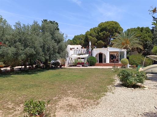 Detached villa on one level with 5 bedrooms and indoor pool in a dream and exclusive location.