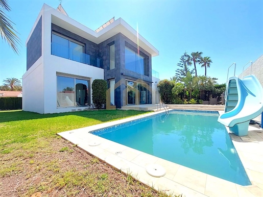 Maravillosa villa con diseño moderno en una ubicación de ensueño con piscina climatizada.