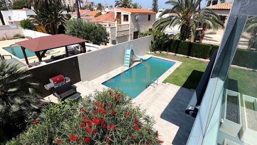 Maravillosa villa con diseño moderno en una ubicación de ensueño con piscina climatizada.