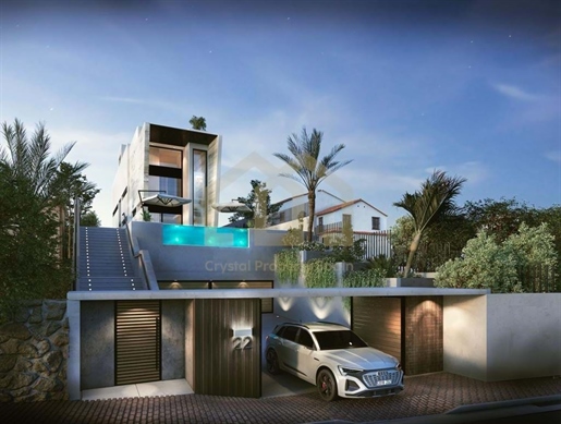 Villa contemporánea y lujosa con ascensor privado y piscina privada.