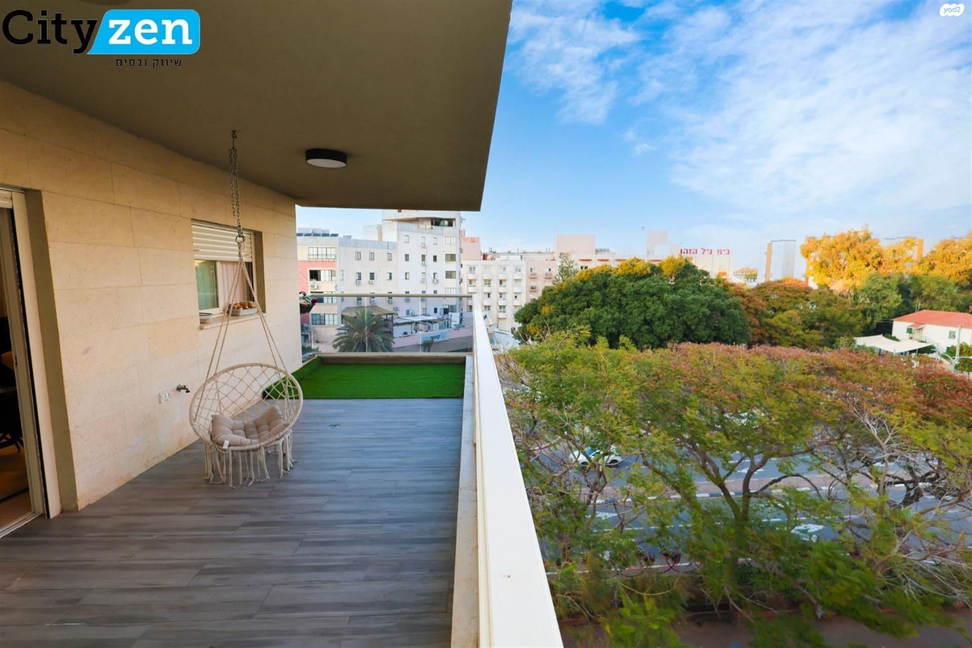 Huge 6-Room Apartment with a Large Balcony