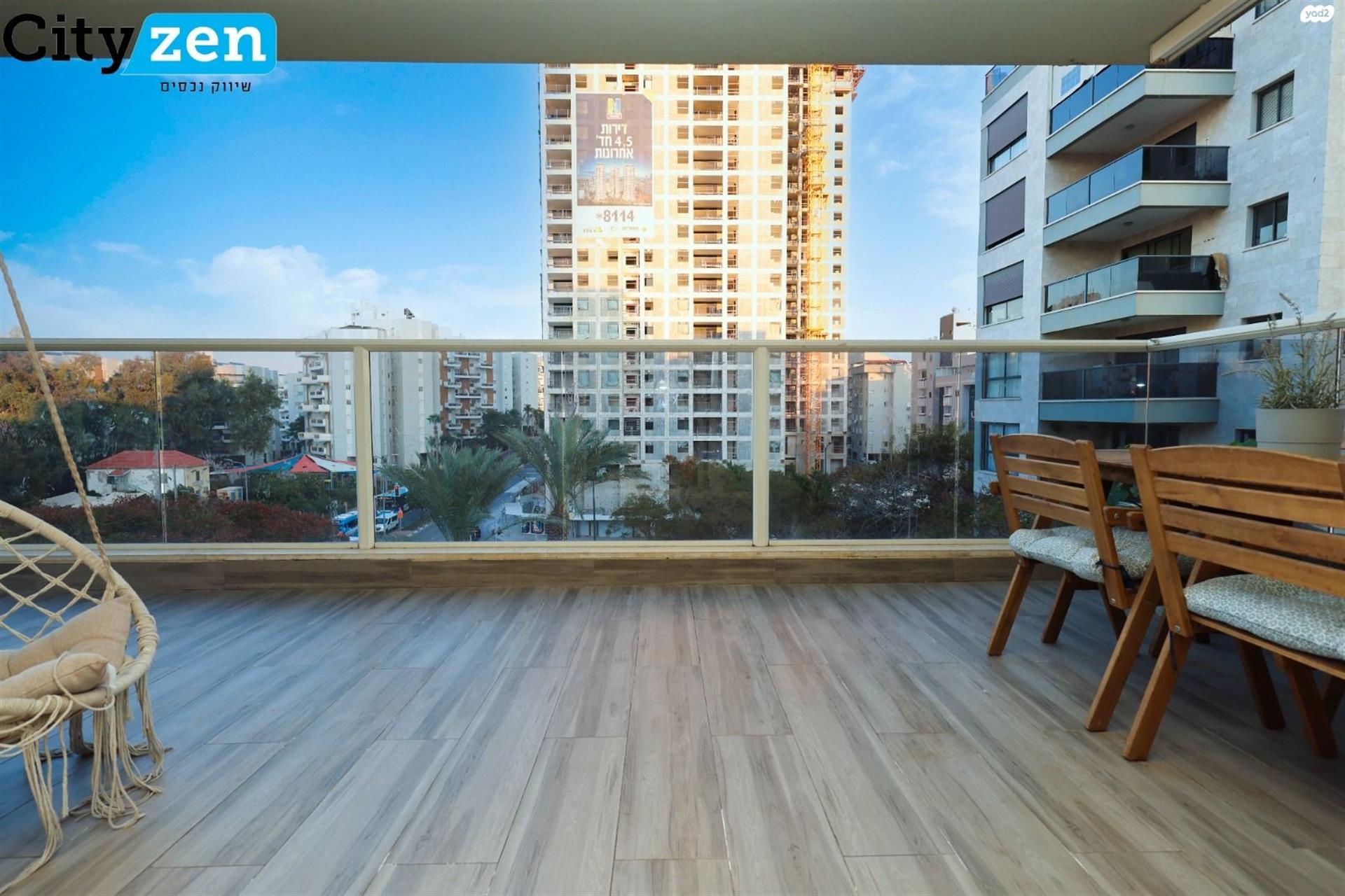 Huge 6-Room Apartment with a Large Balcony