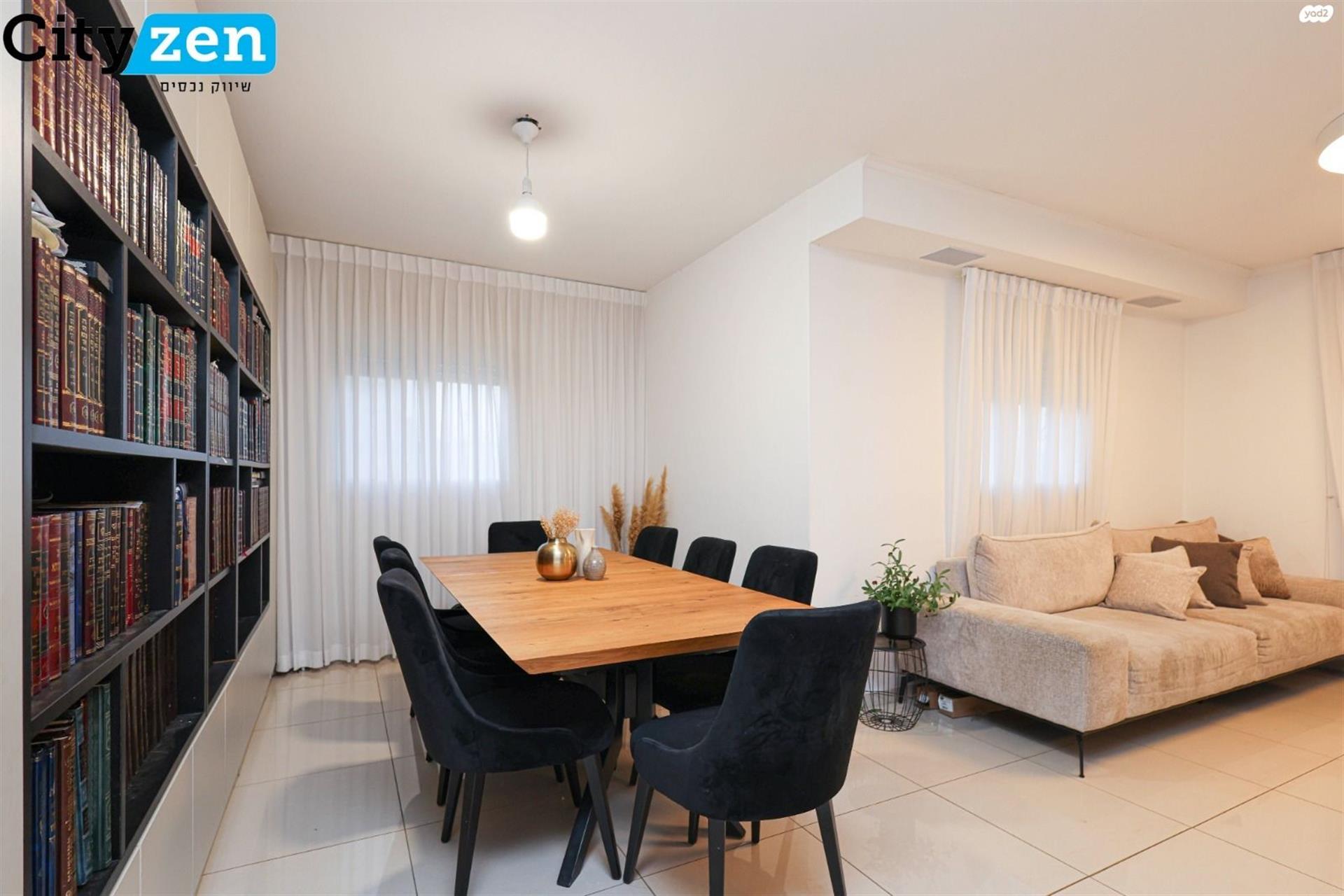 Huge 6-Room Apartment with a Large Balcony