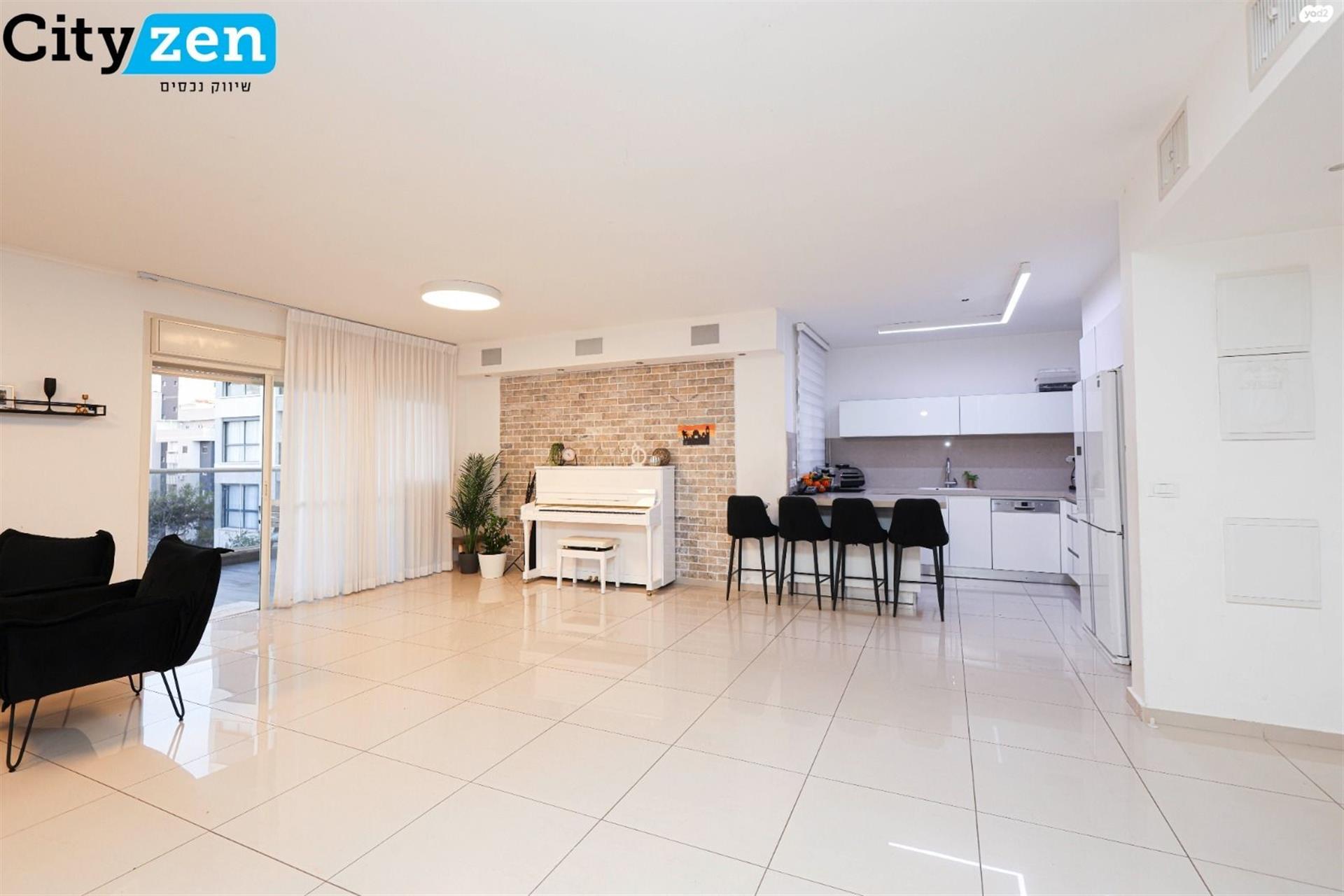 Huge 6-Room Apartment with a Large Balcony