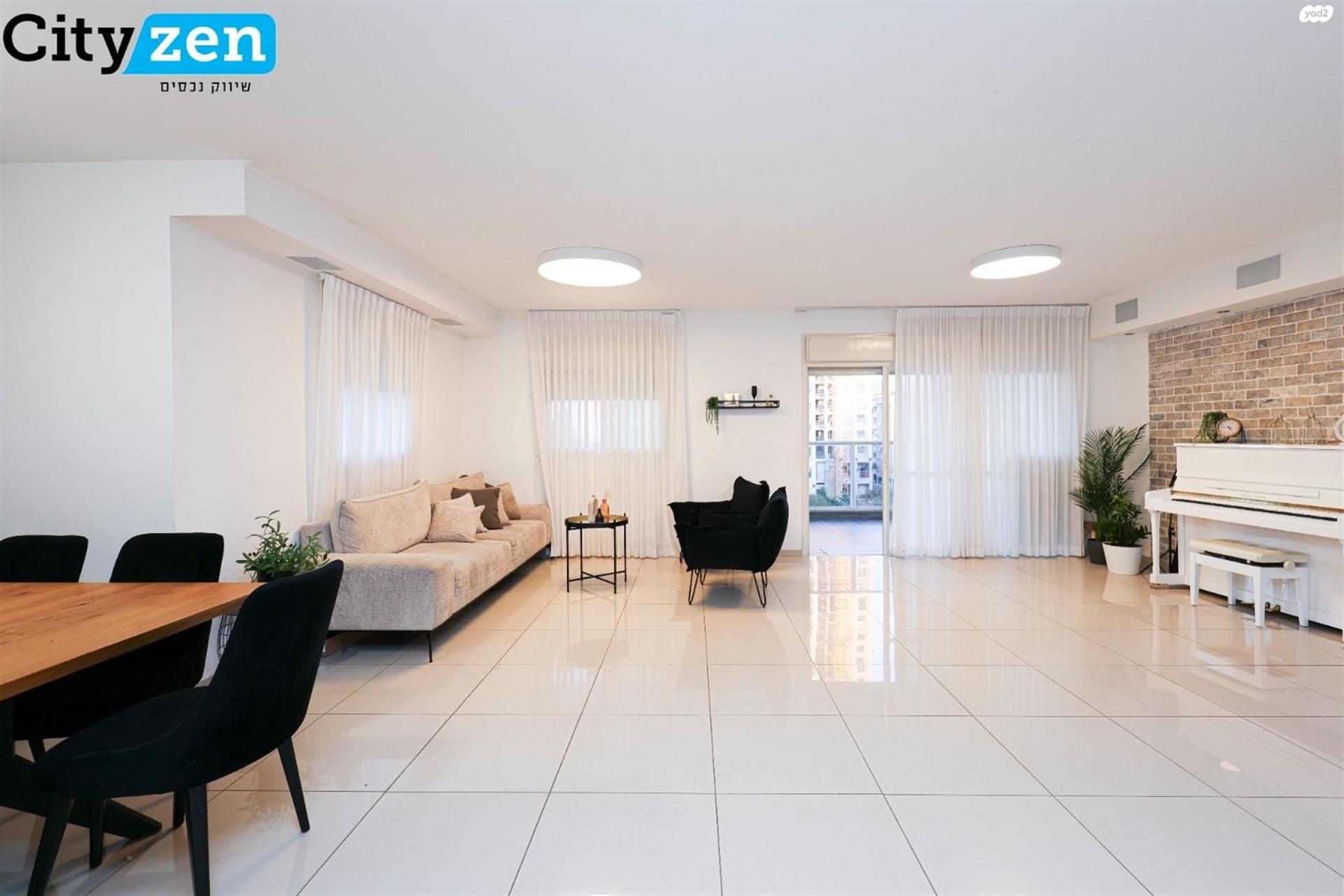 Huge 6-Room Apartment with a Large Balcony
