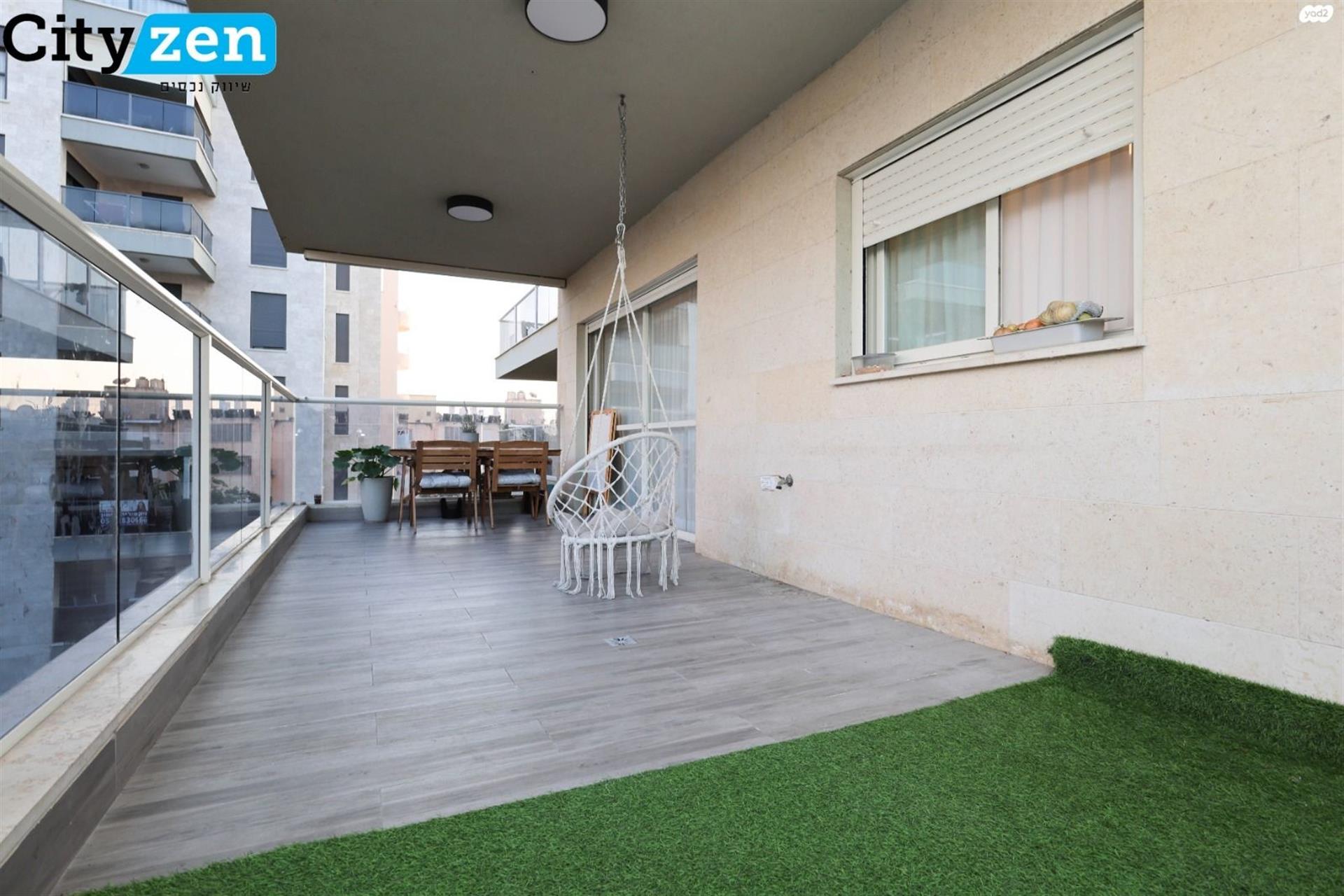 Huge 6-Room Apartment with a Large Balcony