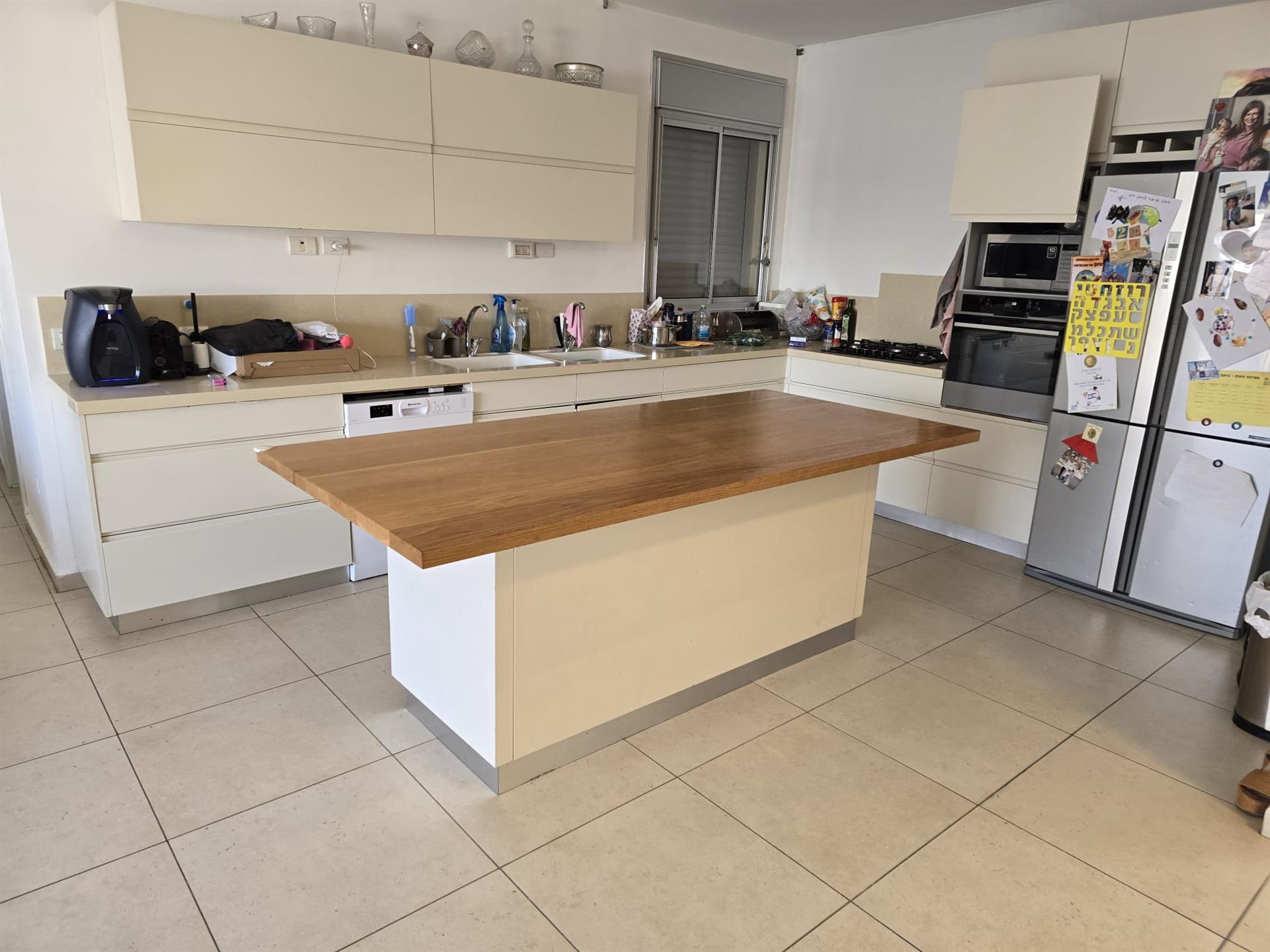 Big 4-Room Apartment with Balcony In The Center !