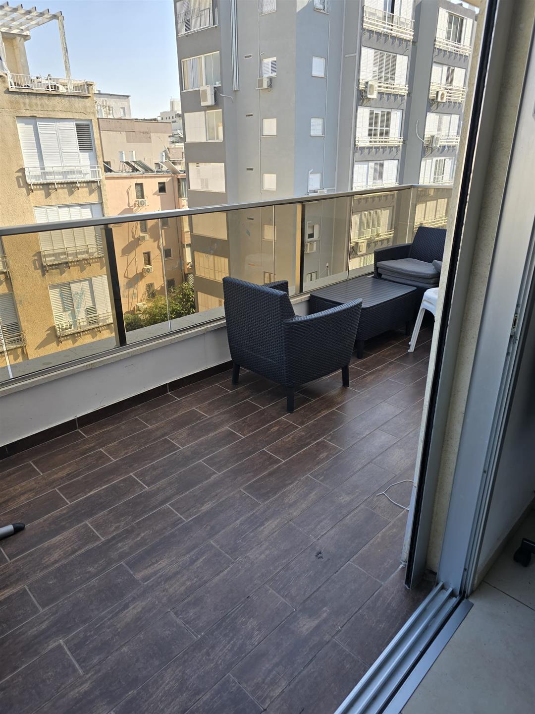 Big 4-Room Apartment with Balcony In The Center !