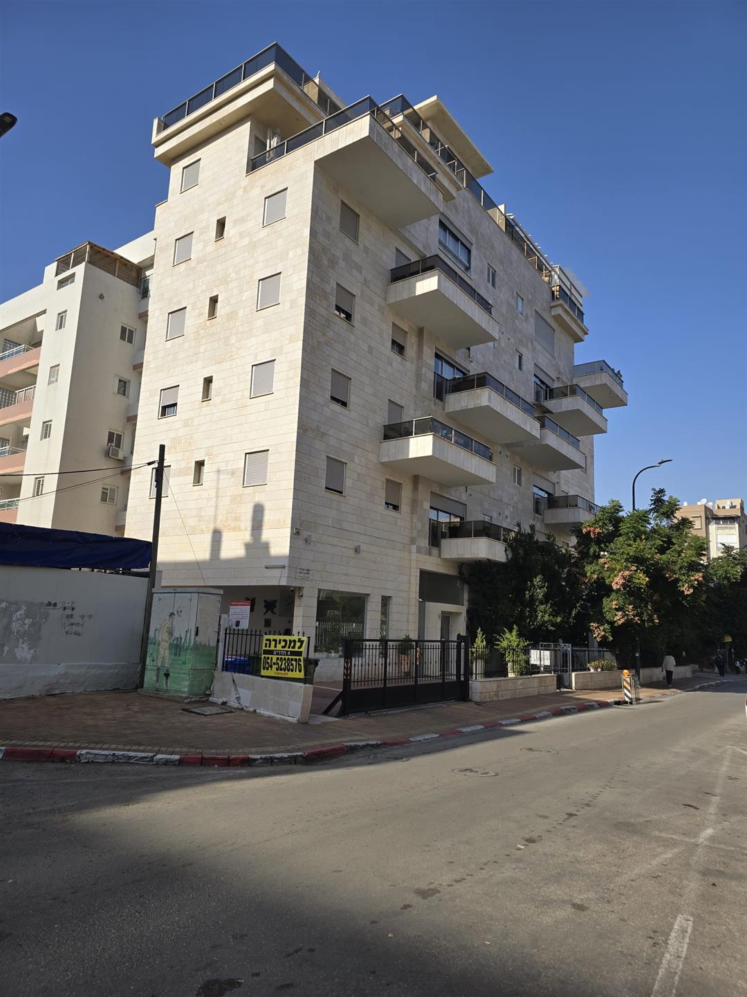 Big 4-Room Apartment with Balcony In The Center !