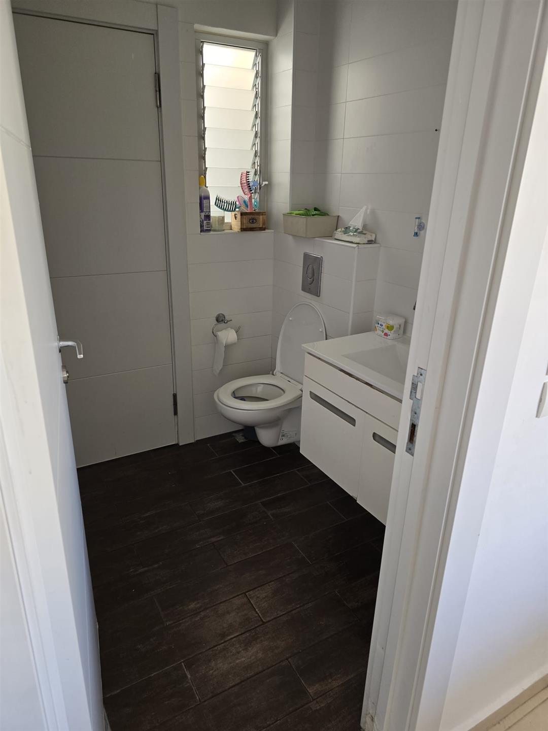 Big 4-Room Apartment with Balcony In The Center !